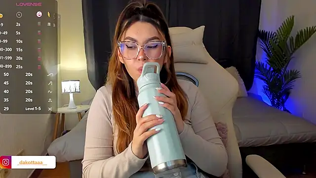 dakottaa  online show from October 22, 2025, 11:26 pm