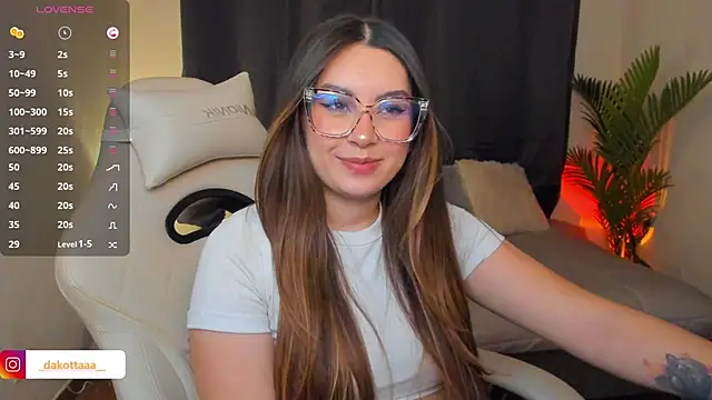 dakottaa  online show from April 9, 2026, 11:32 pm