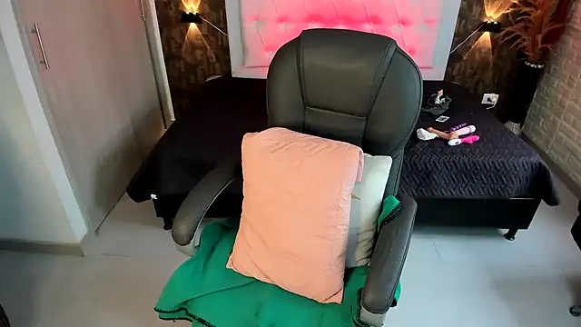 kitty  horny online show from February 6, 2025, 1:54 pm