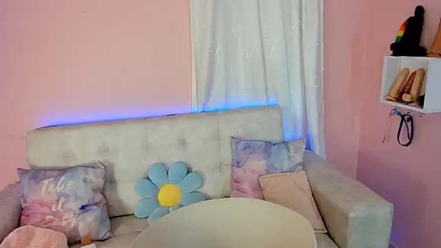 tinysara online show from December 18, 2024, 4:49 pm