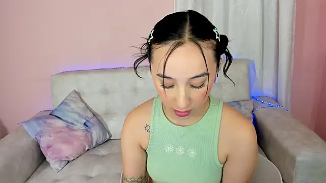 tinysara online show from February 6, 2025, 10:43 pm