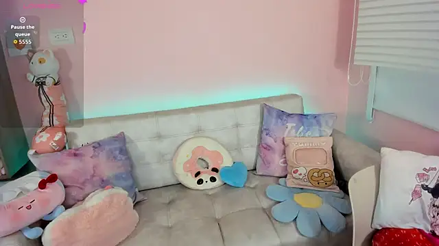 tinysara online show from December 5, 2025, 4:36 pm