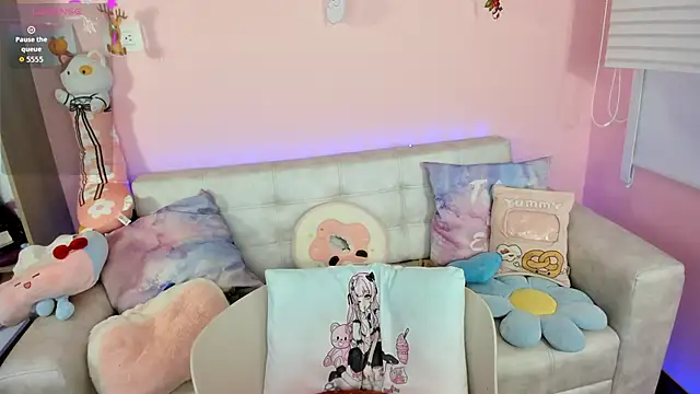 tinysara online show from December 19, 2025, 4:25 pm