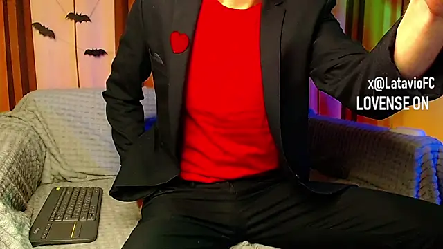 Snapshot of Midnighter_ chatting on October 31, 2025, 11:06 pm Midnighter online show from October 31, 2025, 11:06 pm