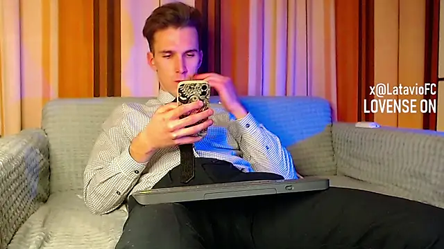 Snapshot of Midnighter_ chatting on November 14, 2025, 3:22 pm Midnighter online show from November 14, 2025, 3:22 pm