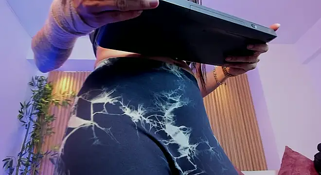 charlottewhitte online show from April 9, 2026, 12:21 pm