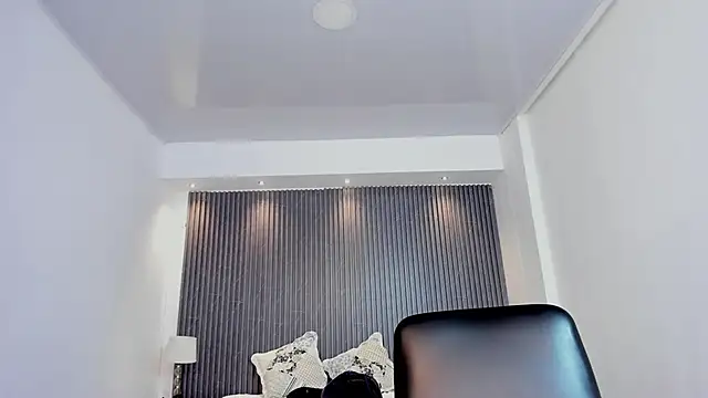 charlottewhitte online show from April 13, 2026, 11:27 am