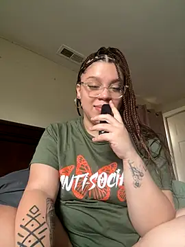 QueenNuttCollector online show from November 19, 2025, 5:24 pm