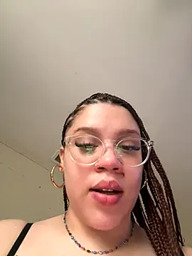 QueenNuttCollector online show from November 21, 2025, 5:11 pm