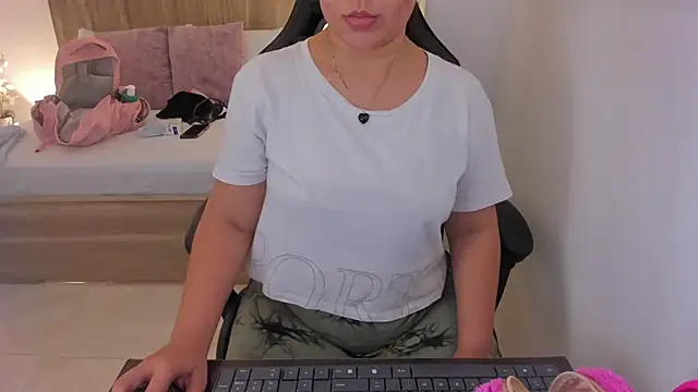 izaro22 online show from February 7, 2025, 7:06 pm