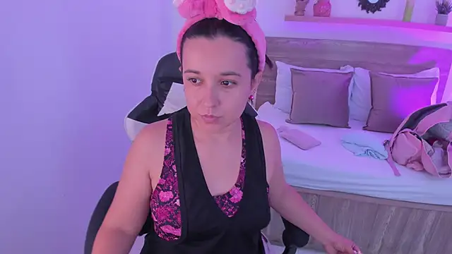 izaro22 online show from October 16, 2025, 1:23 pm