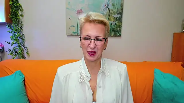 iamyourdream89 online show from November 16, 2025, 7:47 am