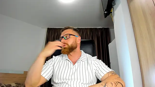 Snapshot of Findom_guy chatting on June 17, 2026, 3:35 pm Findom guy online show from June 17, 2026, 3:35 pm