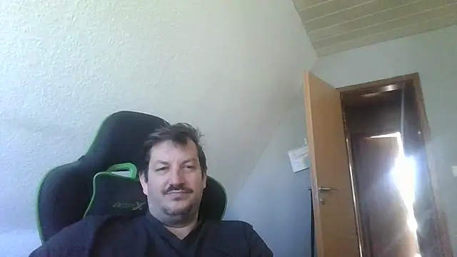 Snapshot of Golffahrer1982 chatting on May 25, 2026, 7:58 am Golffahrer1982 online show from May 25, 2026, 7:58 am