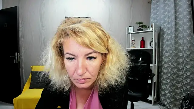 Cassandra Hotty online show from June 16, 2026, 2:58 am