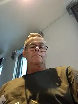 Snapshot of DarrenSullivanSlut chatting on December 4, 2024, 10:13 am DarrenSullivanSlut online show from December 4, 2024, 10:13 am