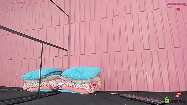 Briana Wells  online show from March 4, 2025, 2:42 pm