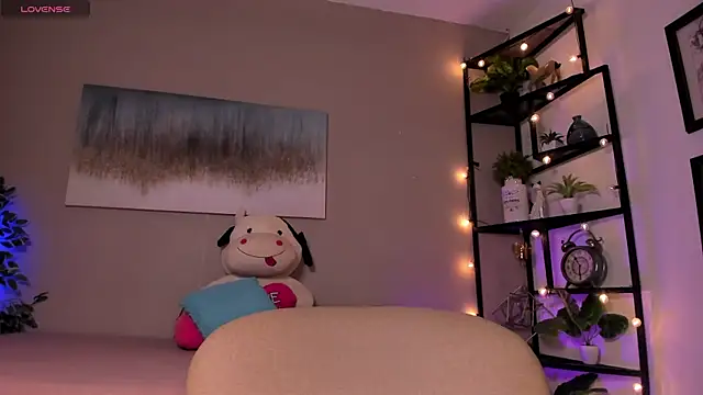 Briana Wells  online show from April 9, 2026, 12:32 pm