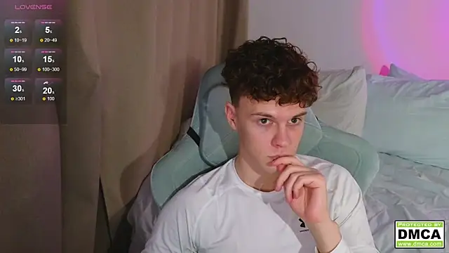 cute thomas online show from December 4, 2025, 7:44 pm