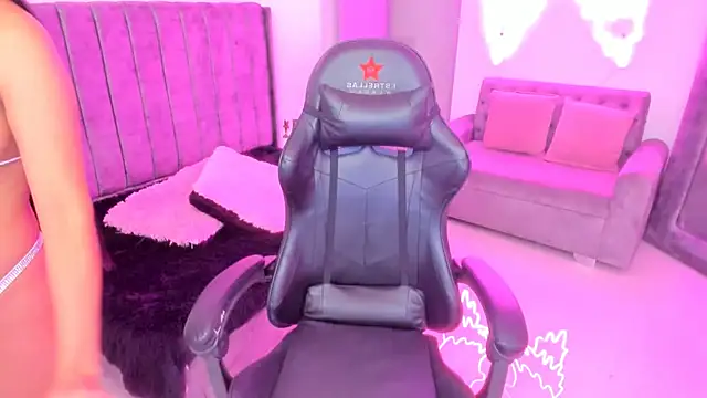 xiomara  cortes online show from October 13, 2025, 7:36 pm