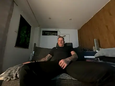 Snapshot of steveindahouse chatting on October 18, 2025, 2:47 am steveindahouse online show from October 18, 2025, 2:47 am