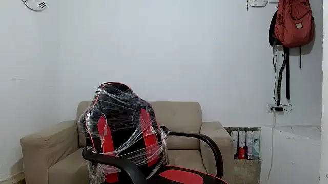 angelamarie1 online show from November 11, 2025, 8:47 am