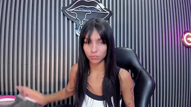 LauraAristizabal online show from February 3, 2025, 7:21 pm