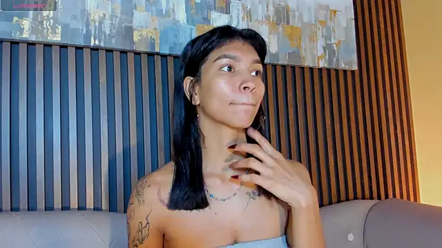 LauraAristizabal online show from November 9, 2025, 12:36 pm