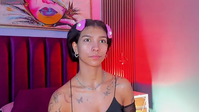 LauraAristizabal online show from November 30, 2025, 12:42 pm