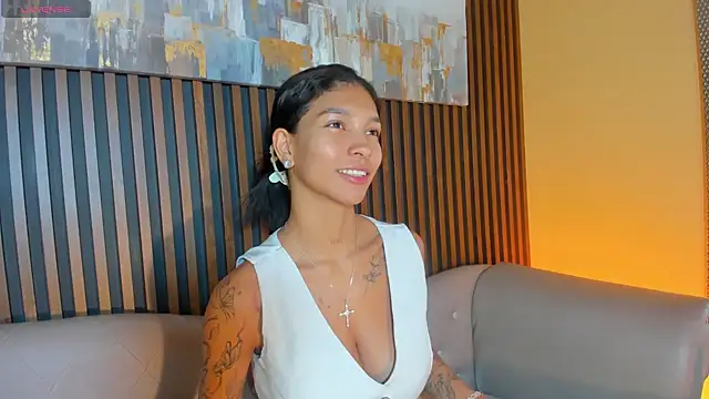 LauraAristizabal online show from February 24, 2026, 12:36 pm