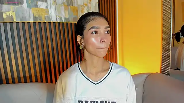 LauraAristizabal online show from March 25, 2026, 12:33 pm