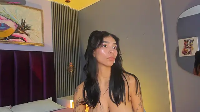LauraAristizabal online show from June 3, 2026, 2:33 pm