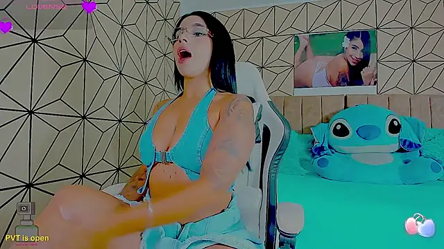 vane lopez  online show from March 18, 2026, 8:01 pm