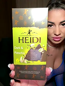 Snapshot of KirstieVegas chatting on October 18, 2025, 4:52 pm KirstieVegas online show from October 18, 2025, 4:52 pm