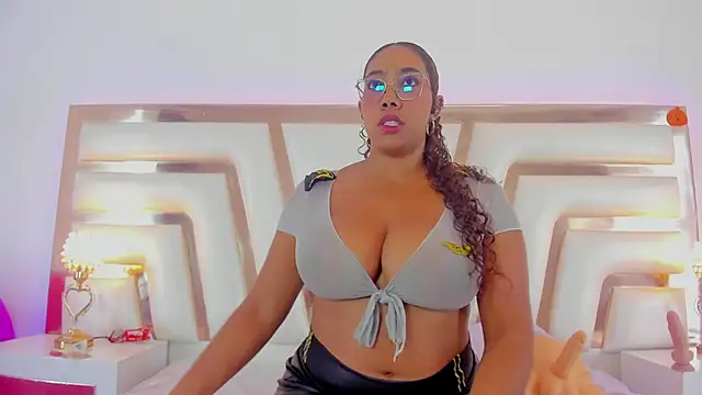 Aisharhodes00 online show from November 4, 2025, 8:41 pm