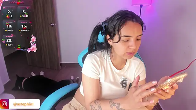 Miss Nicole online show from November 26, 2025, 6:53 pm