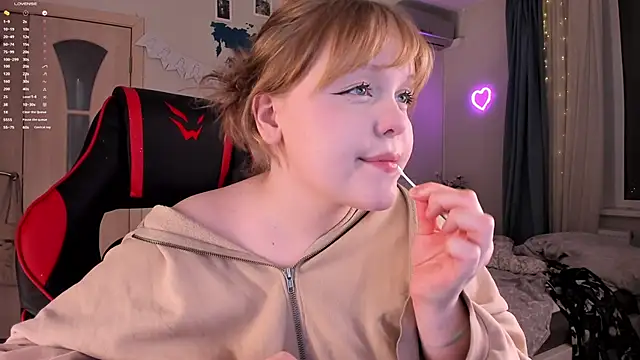 LisaLaas online show from December 13, 2024, 4:49 pm