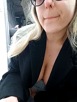 dolcehelena993 online show from March 7, 2026, 12:02 pm