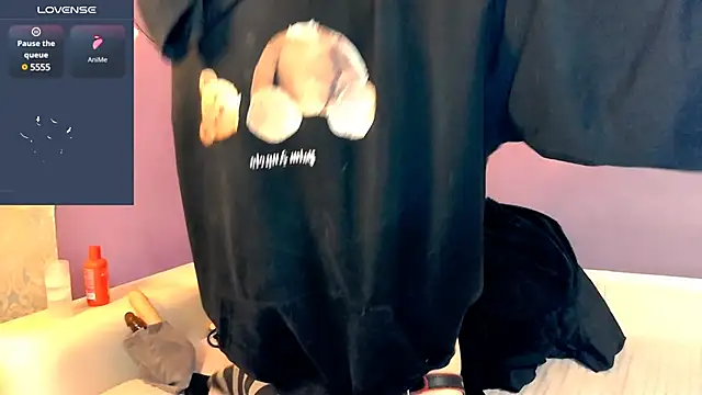 Littlepinkcat online show from February 1, 2025, 7:13 pm