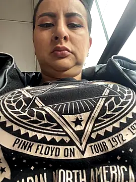 Abril Luv online show from October 7, 2025, 12:24 pm