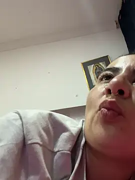 Abril Luv online show from November 5, 2025, 2:44 am