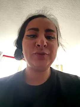 Abril Luv online show from November 14, 2025, 1:43 pm