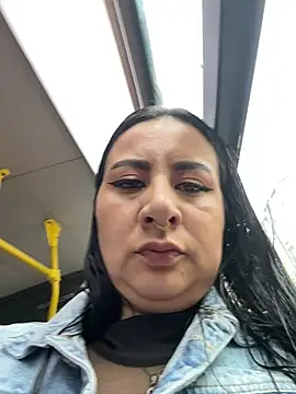 Abril Luv online show from April 17, 2026, 11:57 am