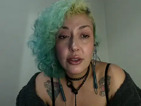Snapshot of MariLouM chatting on May 17, 2026, 6:26 pm MariLouM online show from May 17, 2026, 6:26 pm