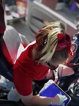 SummerBlueMoon online show from October 17, 2025, 7:05 pm