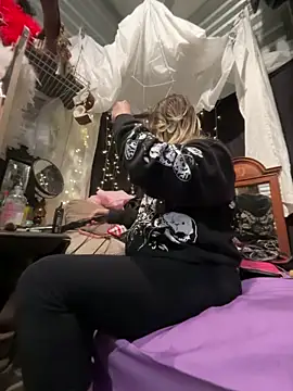 SummerBlueMoon online show from January 7, 2026, 3:31 am