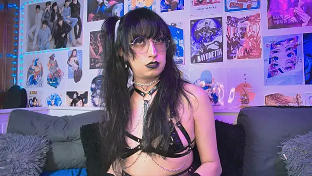 snowblack  online show from September 28, 2025, 5:51 pm