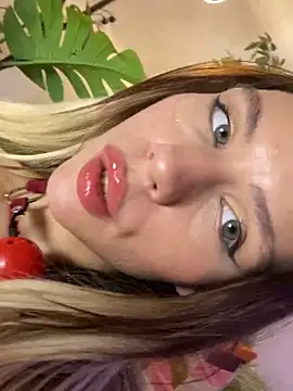 Snapshot of KittyKatyDream chatting on March 14, 2025, 7:01 pm KittyKatyDream online show from March 14, 2025, 7:01 pm