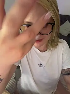 Megan lu2 online show from April 15, 2026, 2:02 pm