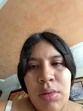 moncerrat luna online show from November 5, 2025, 9:15 pm